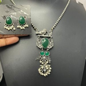 SILVER NECKSET GREEN STONE