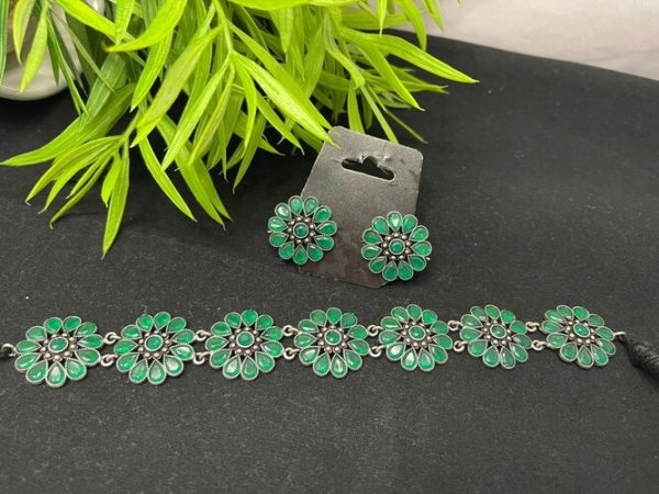 SILVER FLOWER CHOCKER